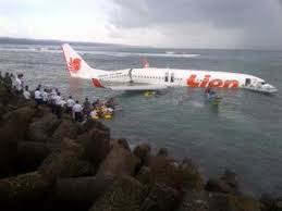 VIDEO YOUTUBE KRONOLOGIS KECELAKAAN LION AIR JATUH & TERBELAH DI LAUT BALI 2013 [FOTO] Daftar Nama Korban Lion Air Di Laut Bali
