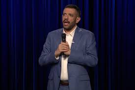 Il comico di stand-up italiano Francesco De Carlo da Jimmy Fallon