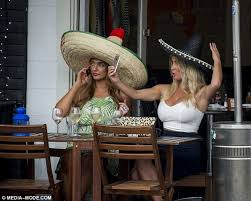 Résultat de recherche d'images pour "selfie sombrero"