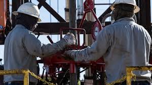 Cierre de estrecho de Ormuz dispara precios del crudo