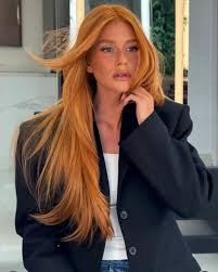 Marina Ruy Barbosa usa salto verde da Chanel para acender look com jeans e blazer