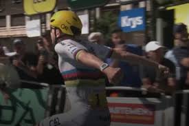 Pogacar entra en escena: triunfo y maillot amarillo tras dar un golpe sobre la mesa en Les Angles
