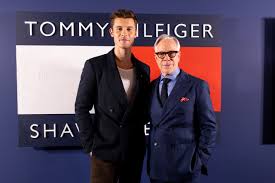 “Reviviendo la moda de los 90: Tommy Hilfiger y Shawn Mendes colaboran en una colección icónica”