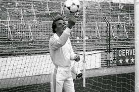 Julio Iglesias, el prometedor arquero del Real Madrid que un trágico accidente convirtió en leyenda de la música