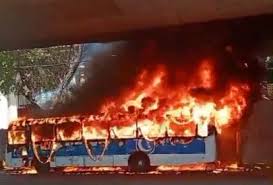 Traficantes incedeiam ônibus na região central do Rio em retaliação a ação do Bope