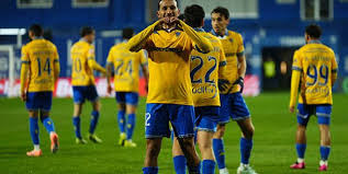 João Carvalho tira coelho da cartola e marca golaço (vídeo)