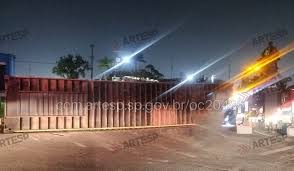 Carreta tomba e interdita pista da Anchieta em Cubatão durante a madrugada