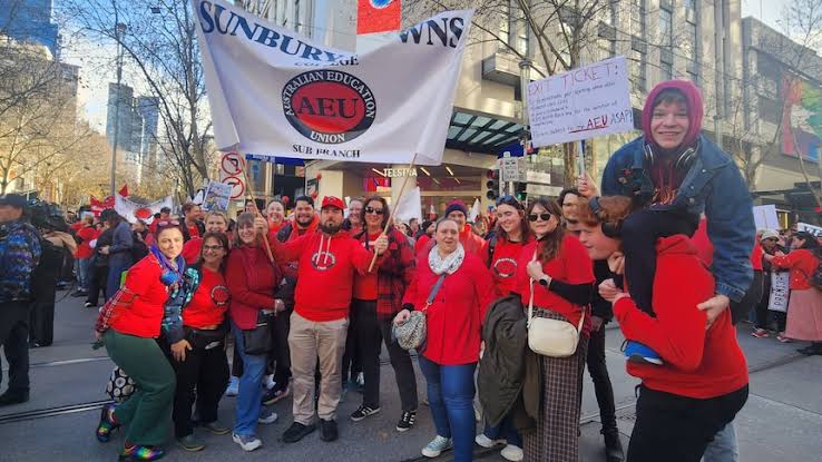 Victorian teachers back new pay deal, call off third strike; Premier Ben Carroll pledges full school funding ahead of November election