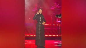 Anuncia Camila Fernández embarazo en concierto