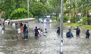 Una tormenta inunda la Costera y otras vías en Acapulco