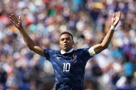 Mbappé, y no es el único, le pide que siga en el Real Madrid, pero la oferta del Manchester United es mejor