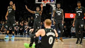 Timberwolves sofrem sustos por lesões, mas batem Nuggets com epopeia no Jogo 4 dos playoffs da NBA