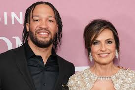Jalen Brunson gets a standing ovation at Mariska Hargitay's play after announcing his SVU dream