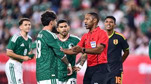 Polémica en el México-Perú: el árbitro no sancionó penal a favor del Tricolor