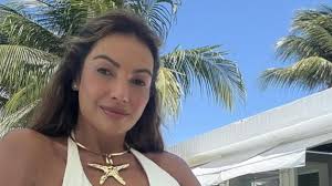 Patrícia Poeta exibe resultado da musculação com foto de costas definidas