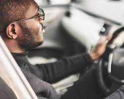 person checking a car before driving offの画像