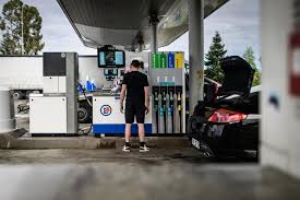Face à la flambée des prix de l’énergie, les Français changent leur manière de consommer avec moins de déplacements et moins de « petits plaisirs »