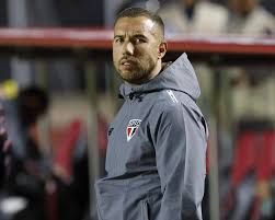 Entenda por que Allan Barcellos, técnico finalista da Copinha, decidiu renovar com o São Paulo