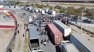 Protesta de agricultores mexicanos bloquea puente fronterizo con EU