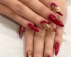 Hình ảnh về Red nails with gold glitter