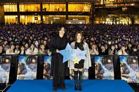 なにわ男子・道枝駿佑＆生見愛瑠、大阪駅前降臨でファン約3500人集結 “みちめる”ペアの抜群コンビネーションで沸かす「りくりゅうペアみたいになってますね！？」 【君が最後に遺した歌】（モデルプレス）