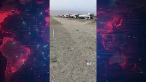 صف کامیون‌ها در کنار پل آسیب‌دیده درهرمزگان