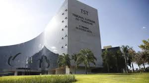 TST nega férias e 13º salário a auxiliar de hospital demitida por atestado médico falso