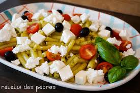 Resultado de imagem para salada de macarrao, tomate cereja e azeitonas pretas