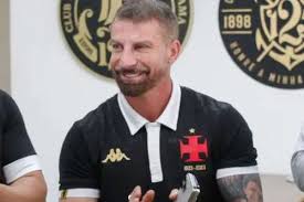 Vasco dá chapéu em Atlético-MG e Flamengo