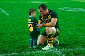 Resultado de imagen para padre con sus dos hijos EN SOCIEDAD