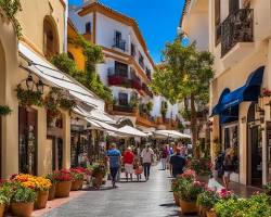 Lebhafte Einkaufsstraße in der Costa Brava, Gassen, lokale Geschäfte, Spanien, von KI generiert