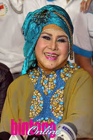 Ratu dangdut Elvi Sukaesih saat ditemui di acara ulang tahun Ikardi yang ke 28 di bilangan Hanggar, Pancoran, Jakarta Selatan, Jumat (27/12). - 9ddf4d1ebdfaf8b9e82a166d4c1fb8e2