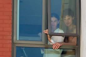 Bruna Marquezine e Shawn Mendes trocam beijos em janela de apartamento