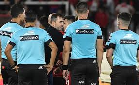 El Chacho y la mirada desafiante: Coudet confronta a los árbitros tras el penal injusto en Huracán vs River