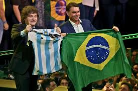 Javier Milei se vangloria por votos de Flávio Bolsonaro enquanto aumenta pobreza na Argentina