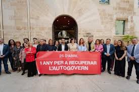 El PSPV celebra el 25 d'Abril a las puertas de Les Corts entre críticas a la "anomalía" impuesta por el PP y Vox