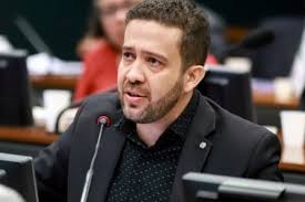 Janones propõe PEC para impor escala 6×1 a parlamentares