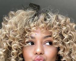 Image de Curly Hair with Curtain Bangs and Balayage