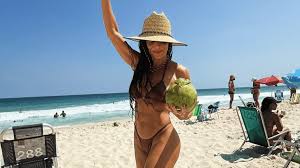 Às vésperas de voltar como rainha de bateria, Juliana Paes renova bronzeado