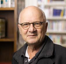 Georg Kreis ist emeritierter Professor für Geschichte an der Uni Basel. Er war Leiter des dortigen Europainstituts und präsidierte bis Ende 2011 auch die ... - 37699011