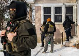 ICE officers assert sweeping power to enter homes without a judge’s warrant, memo says