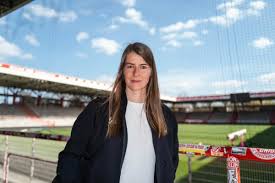 Clube alemão que terá primeira técnica da Bundesliga responde repercussão machista com funk brasileiro