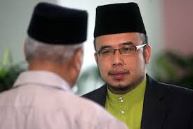 Agence France-Presse/Getty Images: Malaysian Muslim scholar Muhammad Asri Zainul Abidin. Malaysia is known for its moderate brand of Islam and has been ... - OB-PF566_malay_G_20110819060701