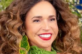 Daniela Mercury causa climão ao insinuar que cantor bate na esposa Vídeo