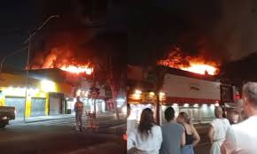 Incêndio de grande proporção atinge depósito em Santo André