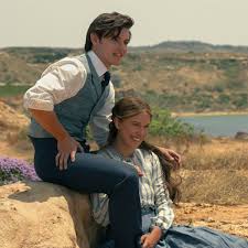 Millie Bobby Brown e Louis Partridge falam sobre ‘Enola Holmes 3′, Brasil e relacionamentos