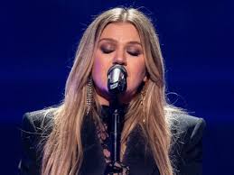 Kelly Clarkson faz cover de 'Used To Be Young', de Miley Cyrus