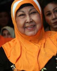 COM, JAKARTA - Aminah Cendrakasih mendapatkan penghargaan lifetime achievement di ajang Indonesian Movie Awards (IMA) 2013. Ia mendapatkan penghargaan itu ... - aminah-cendrakasih