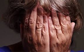 Во время застолья пожилая ухтинка лишилась мобильного телефона и денег