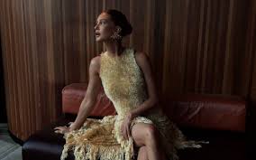 Marina Ruy Barbosa usa vestido avaliado em R$ 22 mil em Londres